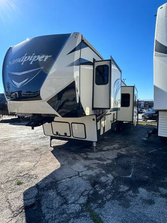 2018 sandpiper by Forest River 2 bedroom 2 full bathrooms 5th wheel ...