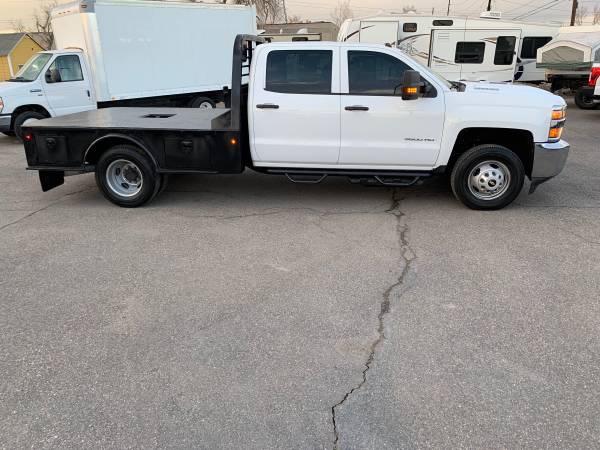 Photo 2019 CHEVROLET SILVERADO 3500 HD DURAMAX DIESEL DUALLY FLAT BED 4X4 (WHEAT RIDGE COLORADO)
