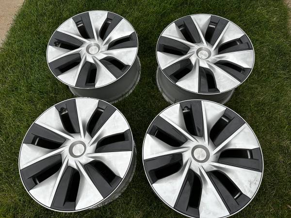 Photo 4 Tesla Model Y Gemini Wheels $750