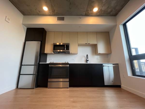 4 Weeks Free Luxe Brand New Studio in River North  5 Mins Downtown $1,570