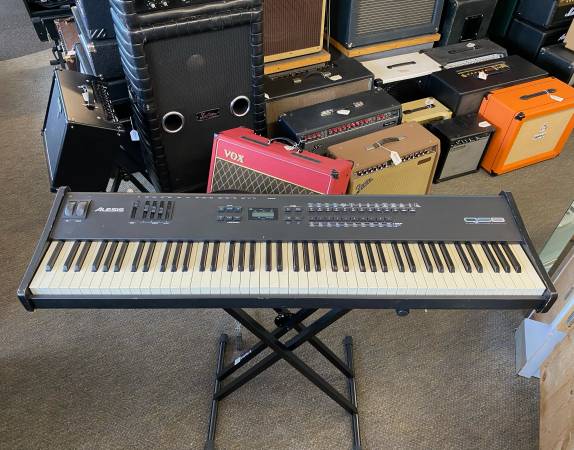 Photo Alesis QS8 Synthesizer Gravity Music Gear $300