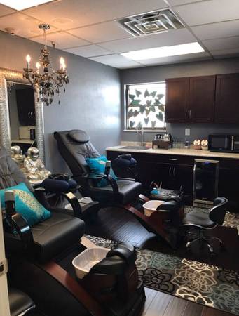 Photo BRAND NEW LUXURY EDITION PIPELESS PEDICURE CHAIR $2,700