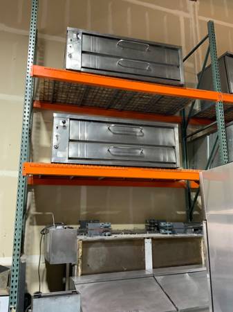 Photo Bakers Pride Y602 Ovens, Natural Gas (Double Deck) $14,500