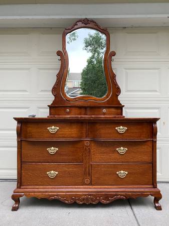 Photo Beautiful Antique solid Tiger oak wood dresser w mirror by Lexington $280