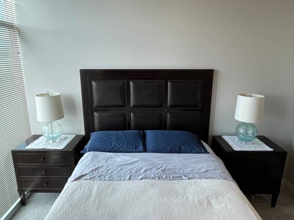 Photo Elegant mahogany queen bed frame, nightstands, ls $500