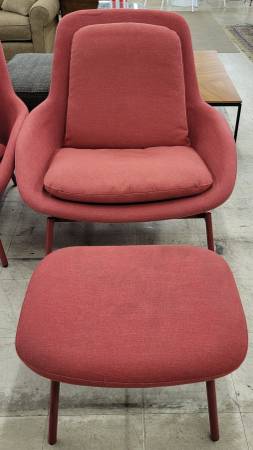 Photo Extra Wide Lounge Chair  Ottoman DELIVERY AVAILABLE $127