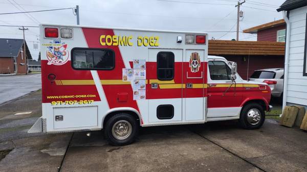 Photo Food Truck HOT DOG Ambulance Looking for Best Offer $16,000