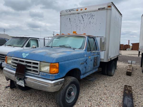 Photo Ford F350 4WD box truck with lift gate $5,500