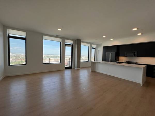 Photo Free MonthBrand New Luxury 3 Bedroom  Den Penthouse in River North $8,231