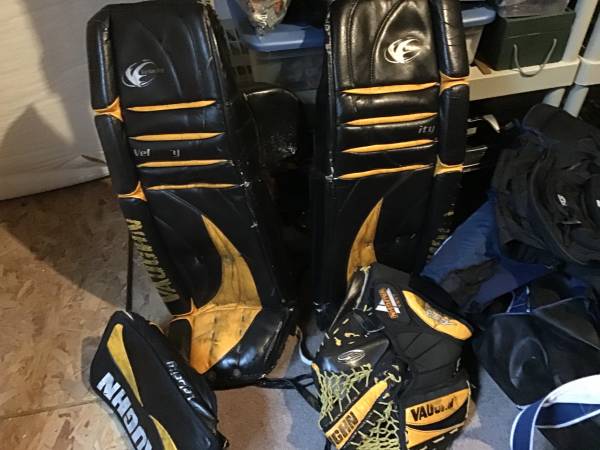 Photo Goalie pads hockey $150