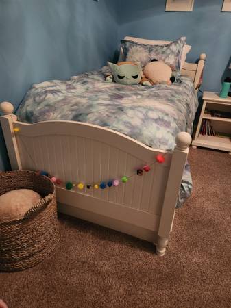 Photo Kids Pottery Barn Twin bed wtrundle and nightstand $350