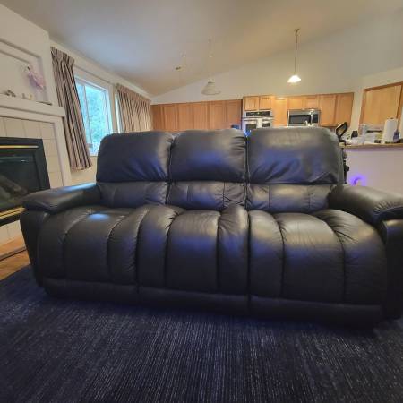Photo La-z-boy leather sofaloveseat w power recline (make offer) $1,900