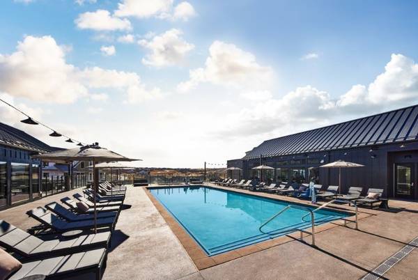 Photo Luxury Castle Pines Living - Yoga Studio, Infrared Sauna, Outdoor Pool $2,454