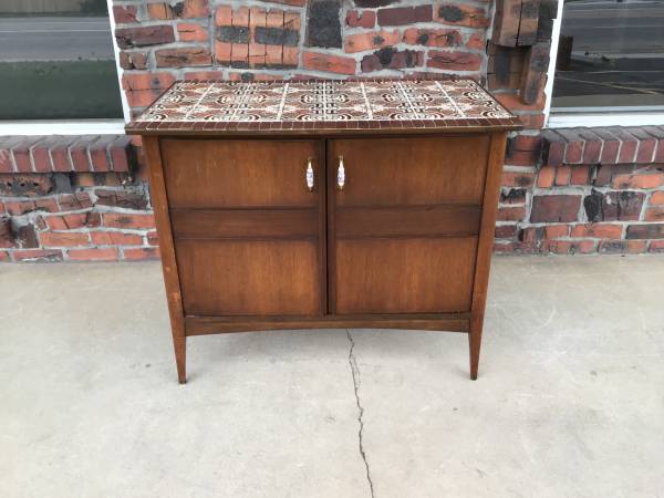 Photo Mid Century Modern walnut TV STAND console table entertainment cabinet