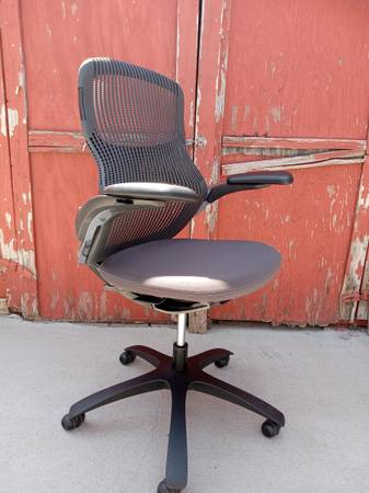 Photo Office task chair Knoll Generation $250