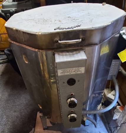 Photo Paragon electric kiln with stand $400