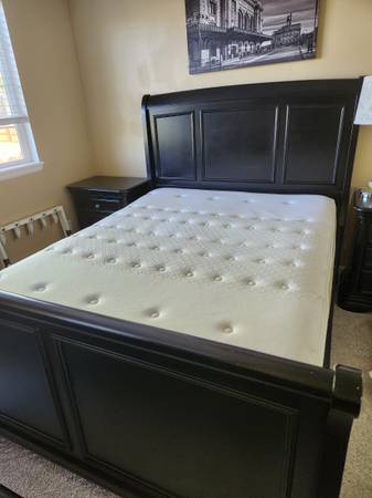 Photo Queen size sleigh bed and mattressboxspring $180