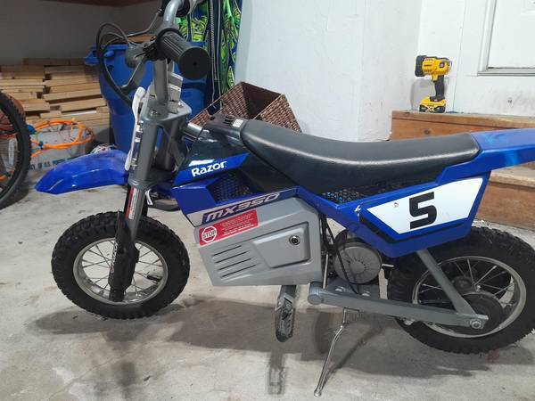 Photo Razor MX350 Dirt Rocket Electric Motocross Bike $250