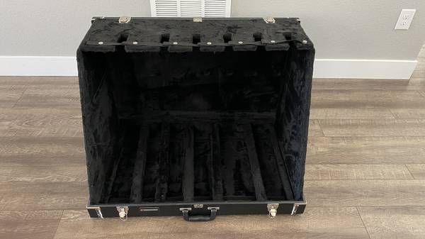 Photo Road Runner 6 Guitar Collapsible StandCase $150
