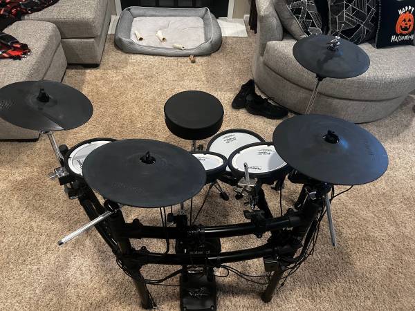 Photo Roland TD-25 K Vdrums set with extra cymbal, hi-hat stand and throne $1,500