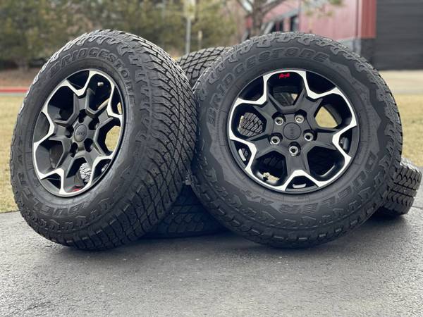 Photo Set of 5 Wheels 17 Jeep Wrangler Rubicon factory rims Gladiator Tires $1,300