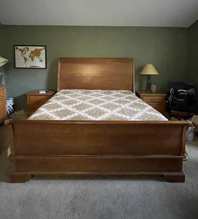 Photo Sleigh Bed King by Lexington $500