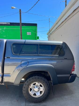 Photo Snugtop Tacoma gen 2 truck cap $1,200