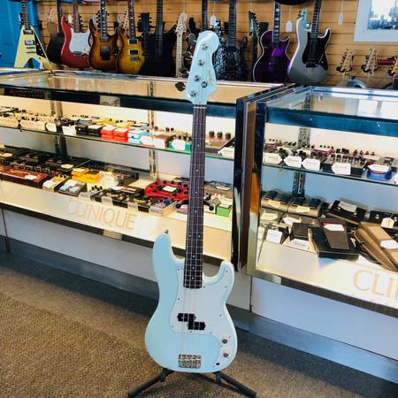 Photo Squier Classic Vibe 60s P-Bass Gravity Music Gear $300