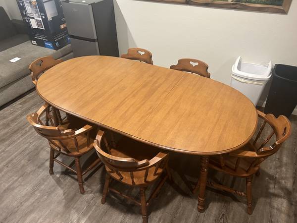 Photo Tell City Kitchen Table  6 Chairs $50