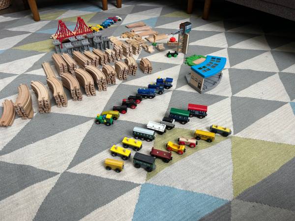 Photo Wooden train track- 170 pieces. Mellisa and Doug, Thomas $100