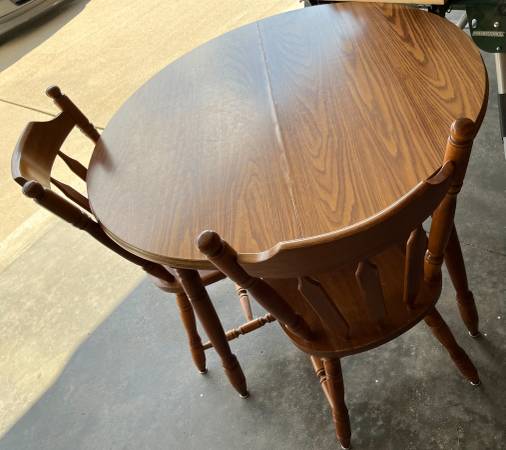 Photo Formica Table with 2 chairs $75