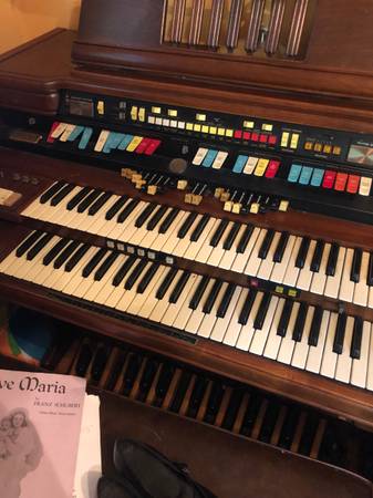 Photo Hammond Organ with Leslie Speaker $1