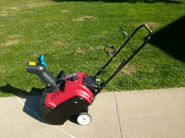 Photo TORO SNOWBLOWER POWER CLEAR 180 4 CYCLE NO MIX MOTOR $200