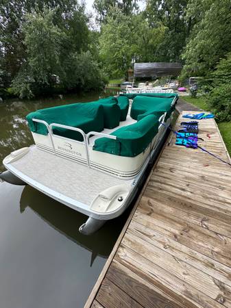 18 Bennington Pontoon Boat - Excellent Condition $14,500