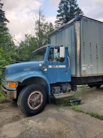 Photo 1990 international 4700 truck with box and lift gate $3,500