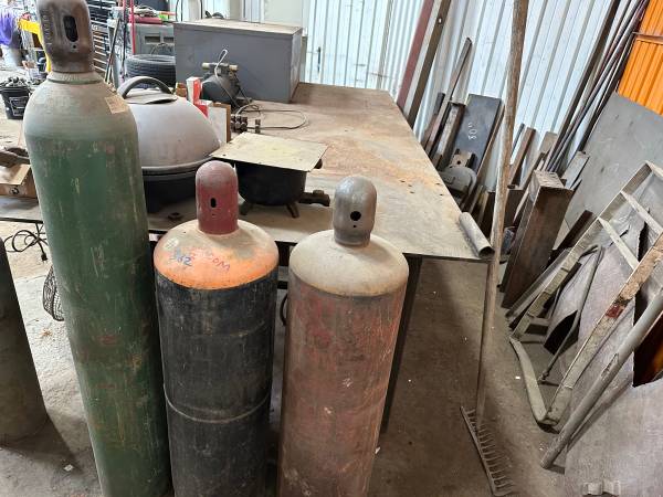 Photo 1 large oxygen tank and 2 acetylene tanks $300