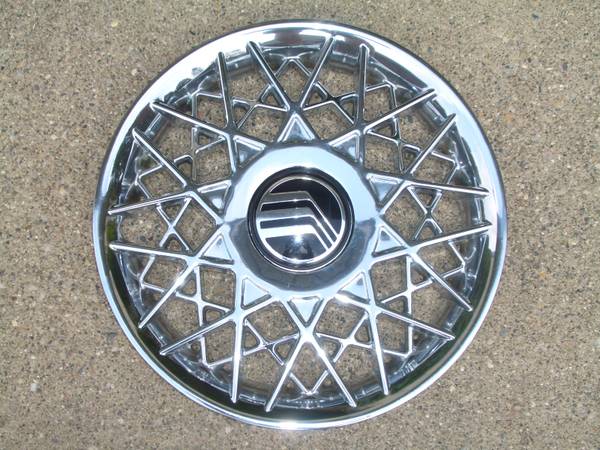 Photo 2002 Mercury Grand Marquis Wheel Cover - OEM $20