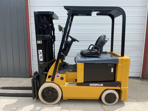 Photo 2006 Cat Forklift Electric 4 Wheel Sit Down Three Stage