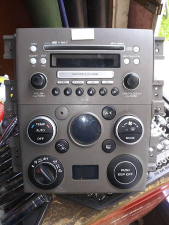 2008 suzuki grand vitara stereo,temp, and 4wd dash panel $50