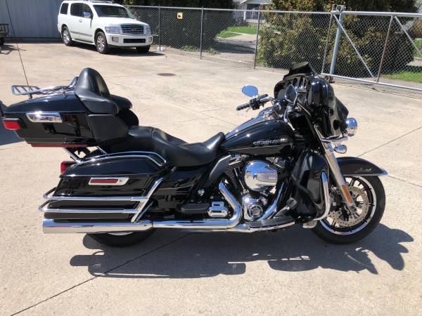 Photo 2015 Harley Ultra Limited Low Immaculate $12,950