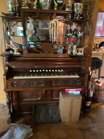 Photo Antique Pump Organ $1
