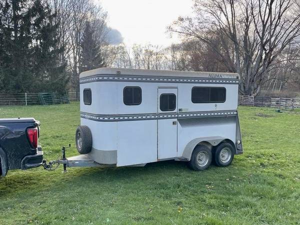 Photo Bison Aluma Sport 2 Horse Bumper Pull Trailer $5,000