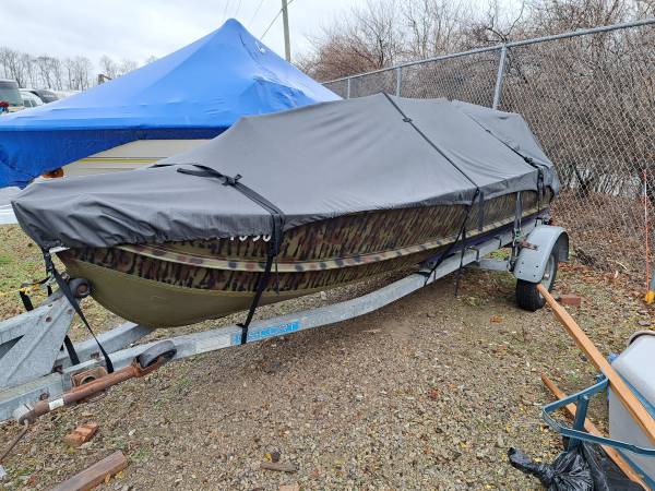 Photo Custom 14ft duck boat and trailer with 2019 mercury 15hp $4,800