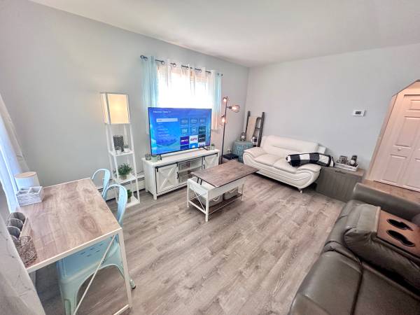Photo Fully Furnished Updated Room for rent w MINI FRIDGE  MICROWAVE - WIFI  UTILITI $800