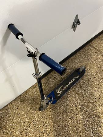 Photo Vintage Schwinn Sting Ray Deluxe Scooter $30