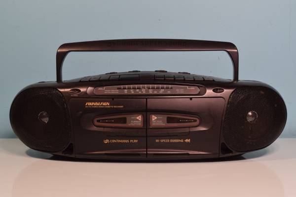 Photo Vintage Soundesign Boombox Cassette Tape Player and AMFM Radio. $20