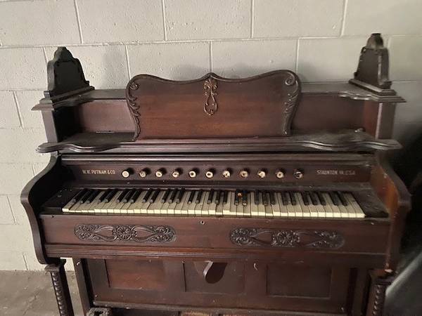 Photo W.W Putnam  Co. Antique Pump Organ $50