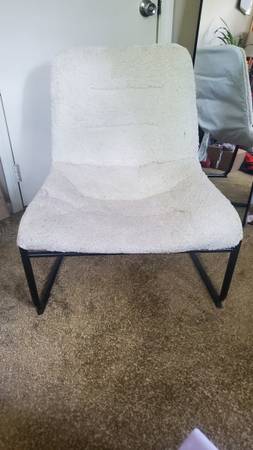 Photo White fuzzy material chair, perfect for dorm $15