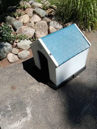Photo medium sized plastic dog house $25