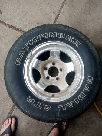 Photo tire on allum wheel holds air p235 75r15 good for spare off chevy half ton pick $20